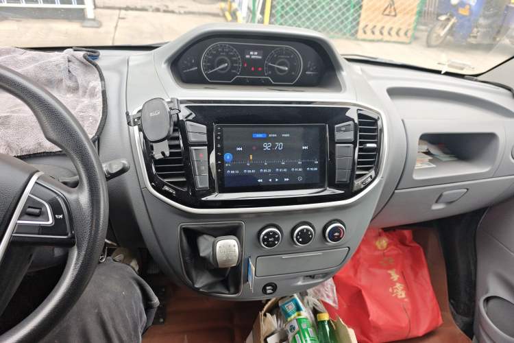 Used SAIC MAXUS Xintu V80 2021 2.0T Manual Classic City Delivery King Short Wheelbase Mid-Roof Design 3 Seats
