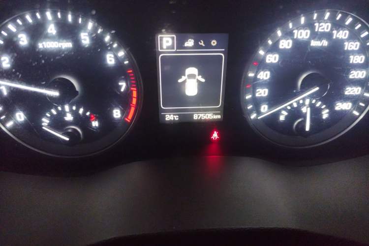 Used Hyundai Tucson 2015 1.6T Dual-Clutch Two-Wheel-Drive Smart Model Odometer Close Up