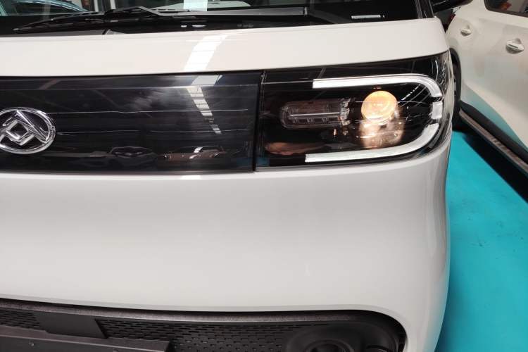 Used SAIC MAXUS Dana V1 2024 V1 Short Wheelbase Low-Roof Multi-Function Version (51 kWh)
