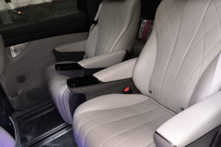 Used Denza D9 2022 DM-i 1040 Prestige Model
