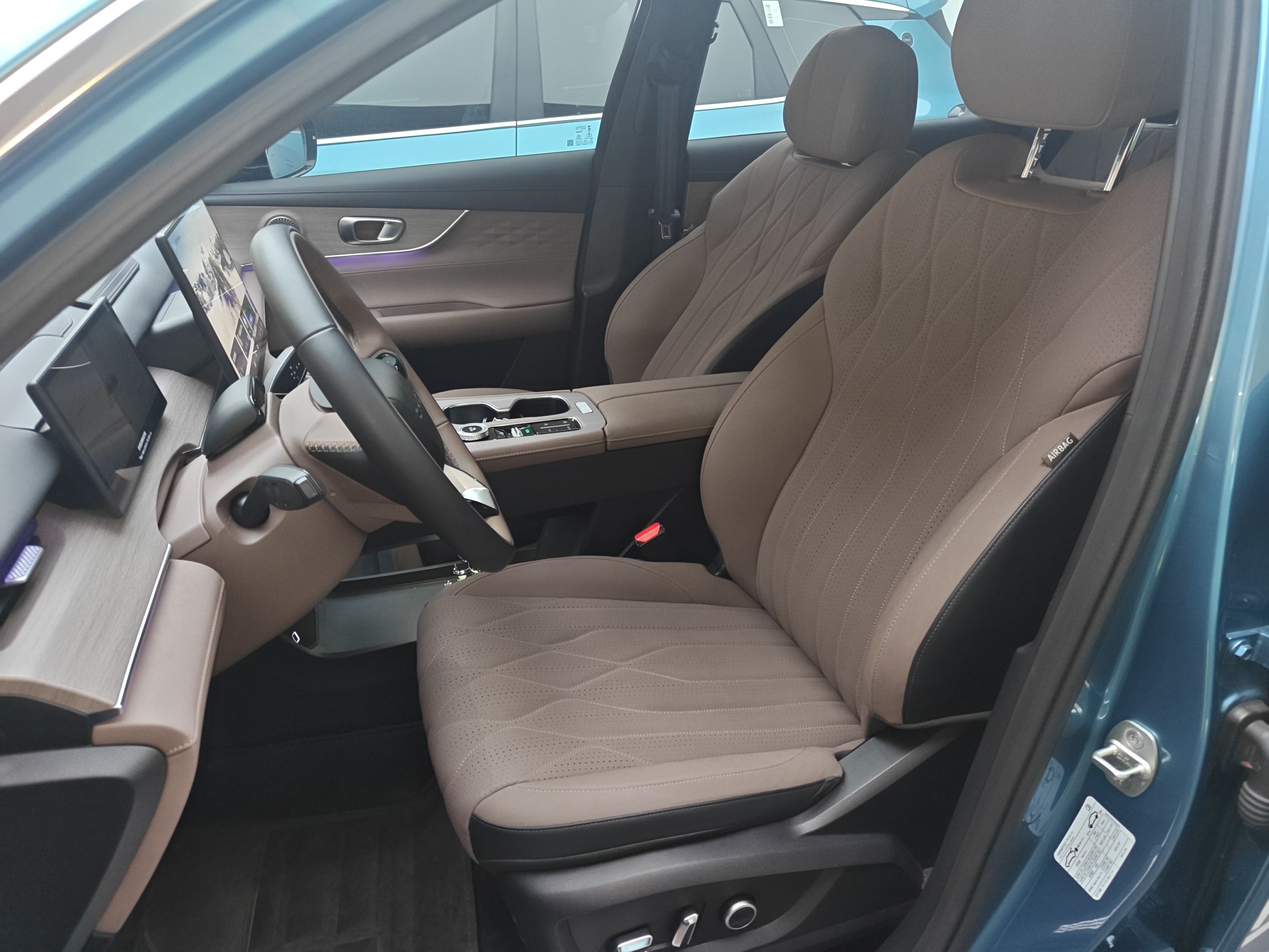 المقاعد الأمامية داخل السيارة