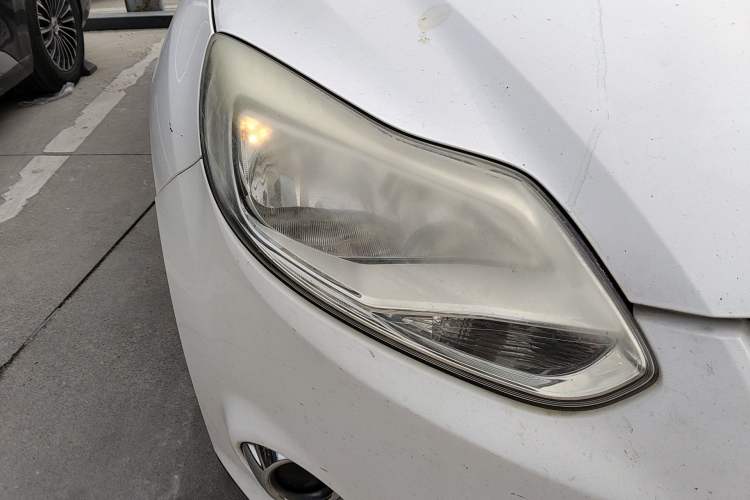 Used Ford Focus 2012 Sedan 1.6L Manual Fashion Edition Right Front Headlight