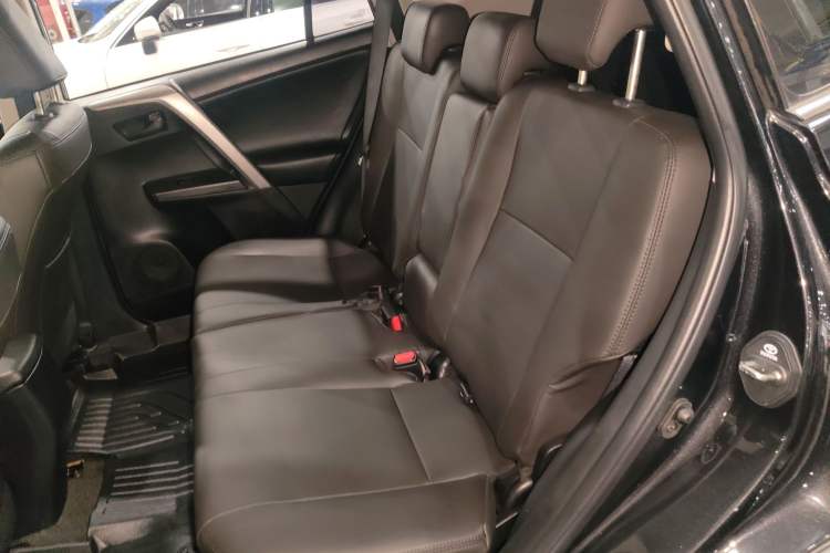 Used Toyota RAV4 2019 2.0L CVT Two-Wheel Drive Luxury Version China VI Standard