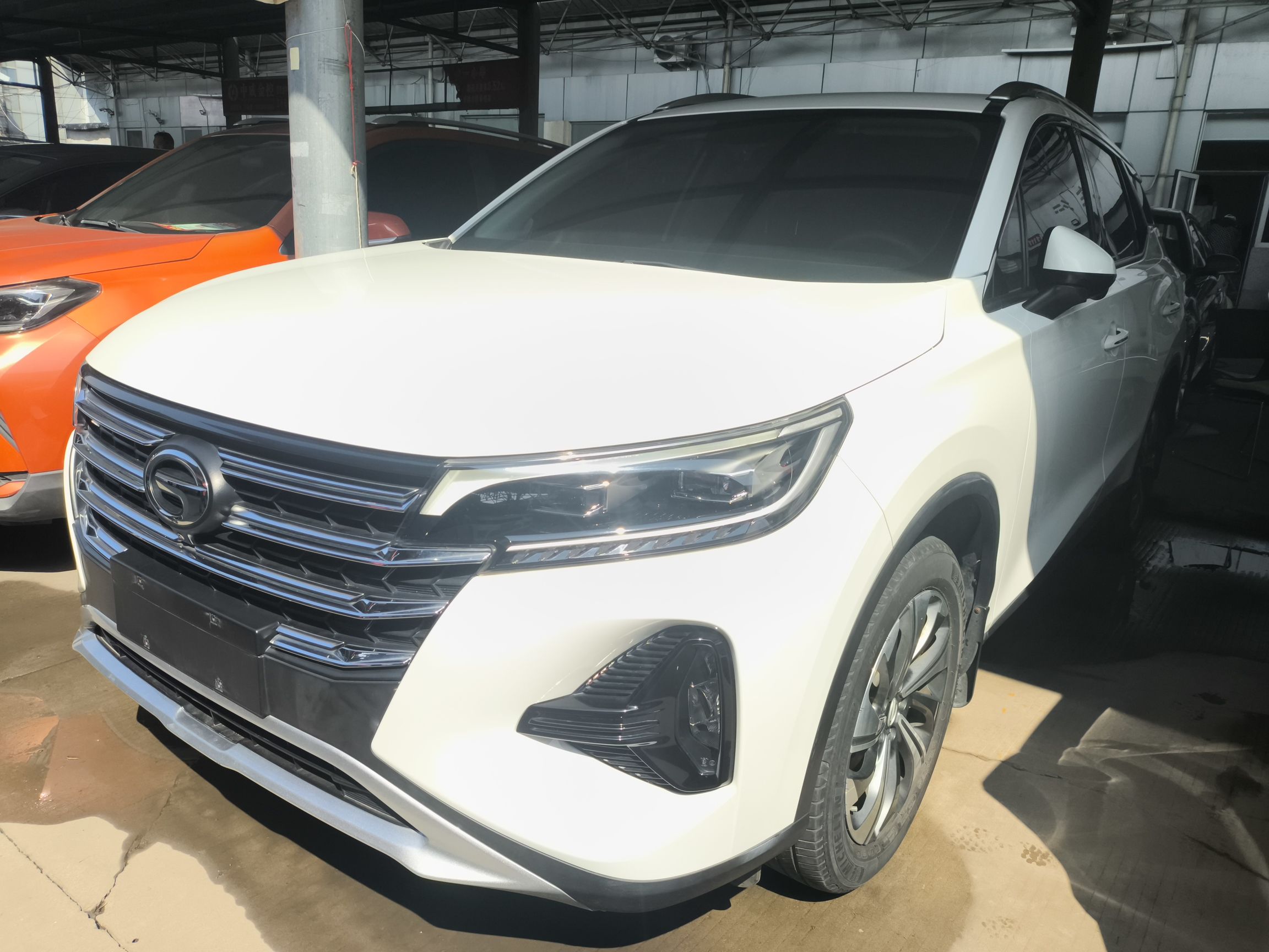 Под передней частью автомобиля