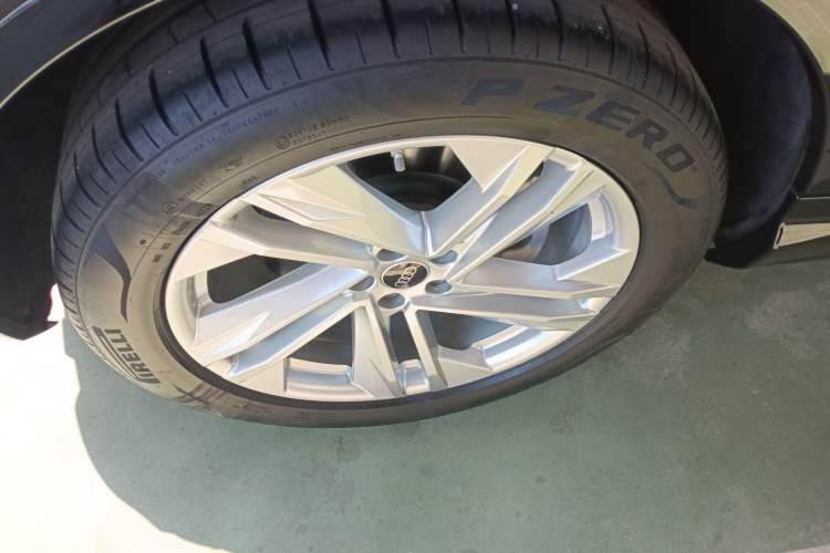 Used Audi Q7 2023 45 TFSI quattro S line Sport model Right Rear Wheel Hub