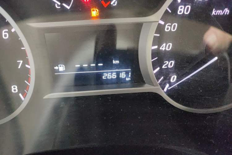 Used Nissan Lannia 2016 1.6L Manual Cool Edition Odometer Close Up