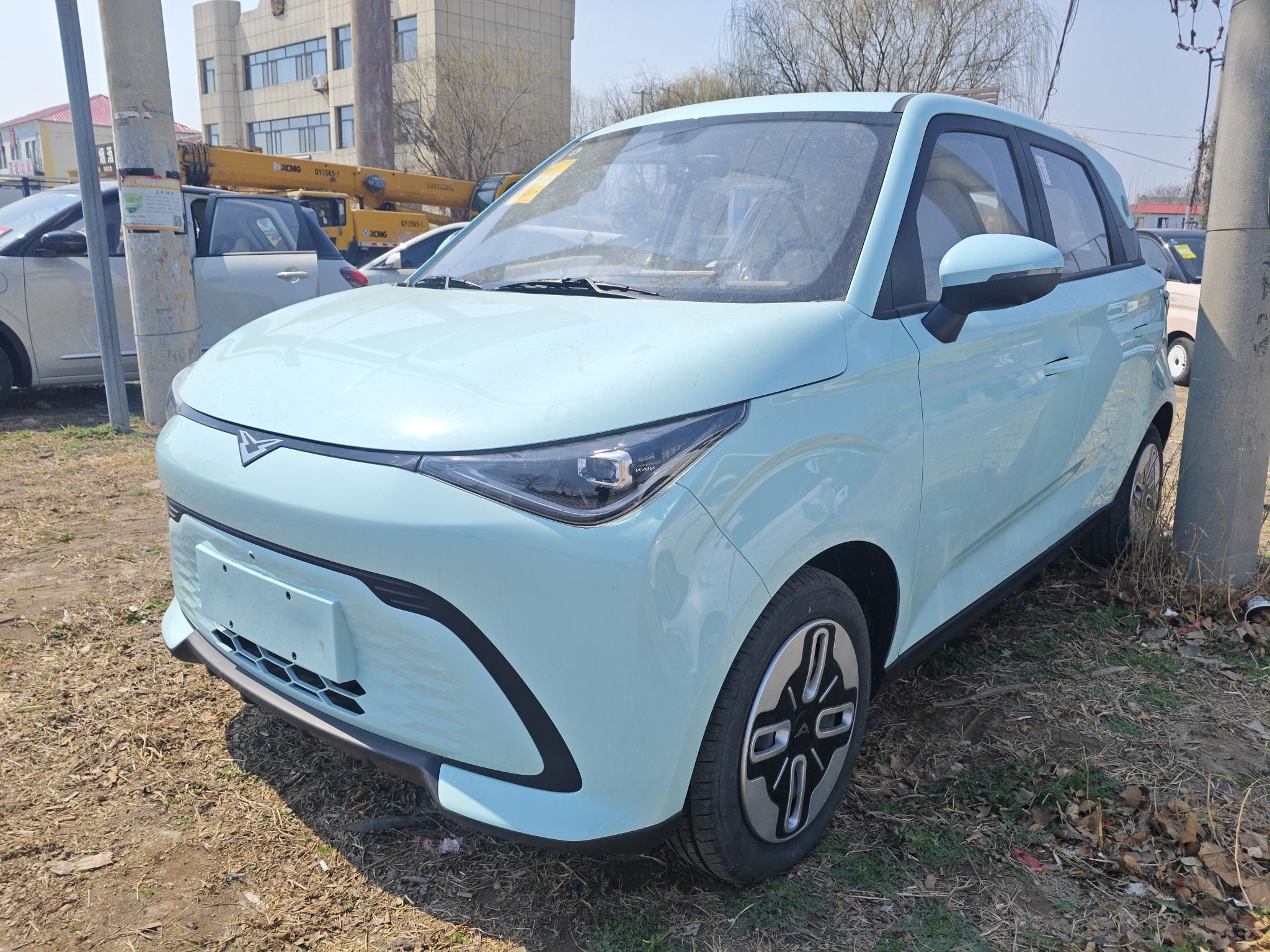 Под передней частью автомобиля