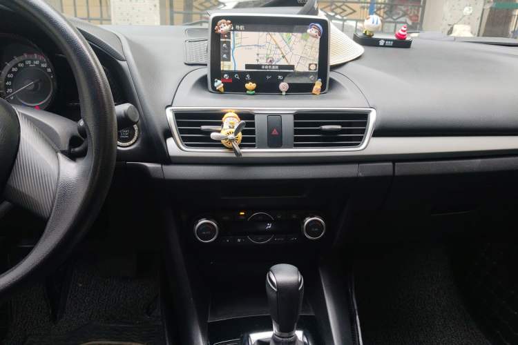 Used Mazda 3 Axela 2016 Sedan 1.5L Automatic Luxury Model
