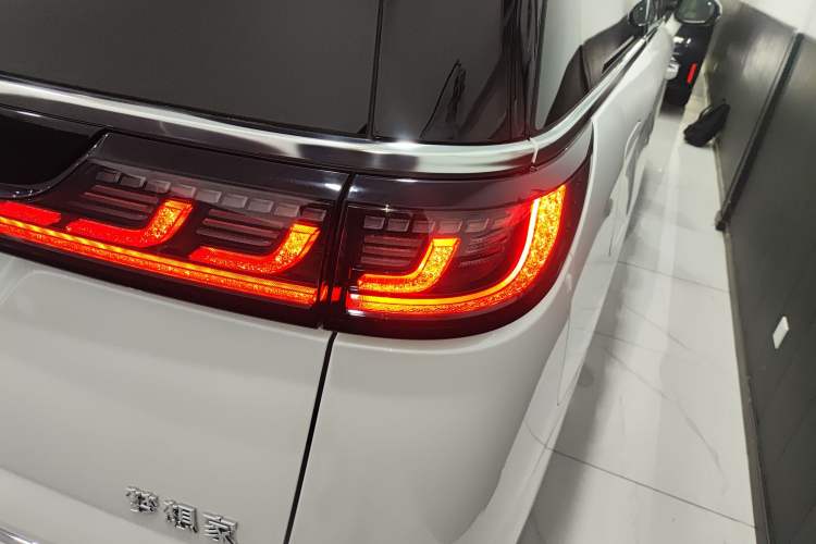 Used VOYAH Dream 2025 PHEV Four-Wheel Drive Prestige Kunpeng Edition
