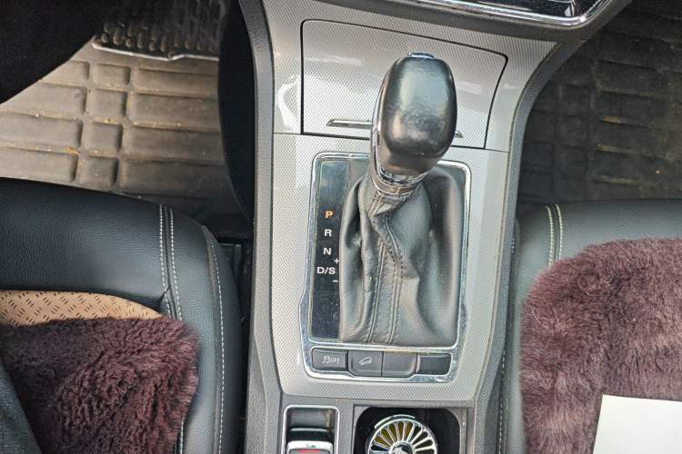 Used Roewe RX5 2016 20T Two-Wheel Drive Automatic Internet Smart Edition
