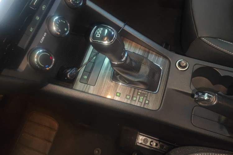 Used Skoda Octavia 2016 TSI280 DSG Smart Drive Edition Gear Lever