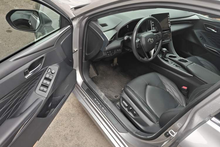 Used Toyota Avalon 2019 Dual-Engine 2.5L XLE Prestige Version China VI Standard