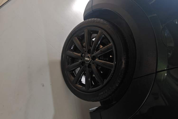 Used MINI 2016 1.5T COOPER Pioneer Edition Five-Door Model Right Rear Wheel Hub