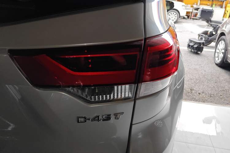 Used Toyota Highlander 2018 2.0T Four-Wheel Drive Elite Edition 7 Seats China VI Standard Right Rear Taillight