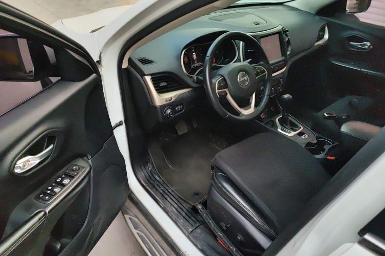 Used Jeep Cherokee 2017 2.0L Superior Edition Driver Seat