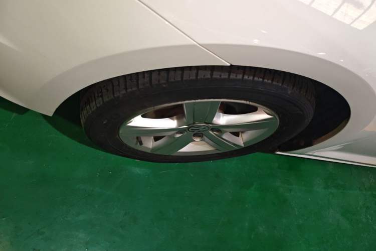 Used Volkswagen Golf 2016 1.6L Automatic Comfort Model Left Front Wheel Hub