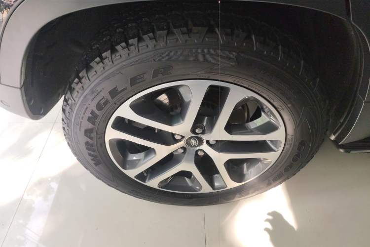 Used Land Rover Defender 2020 110 P400 Dark Special Edition Right Rear Wheel Hub