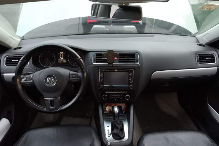 Used Volkswagen Sagitar 2014 Revised Version 1.4TSI Automatic Luxury Edition Center Console