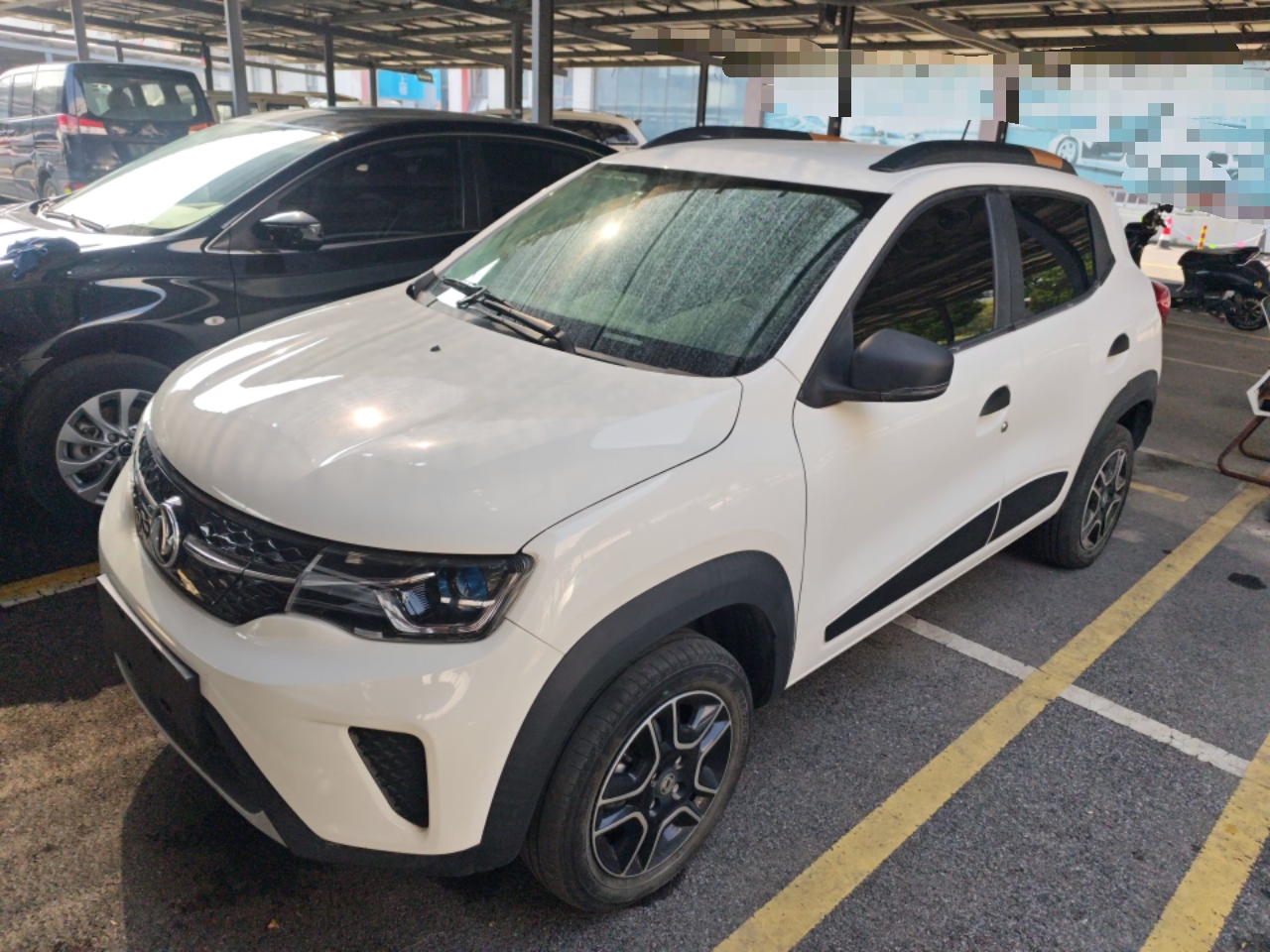 Под передней частью автомобиля