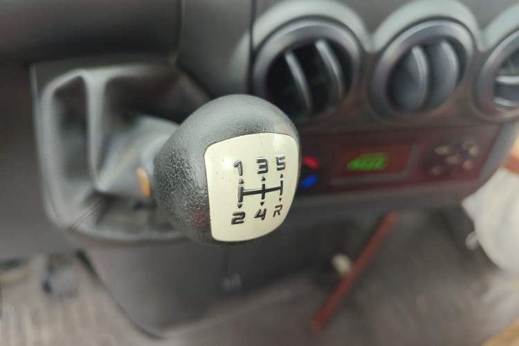 Used Iveco Power Daily 2017 2.5T Deluxe A37 Mid-Roof 6-7 Seater Bus 47Z5 Gear Lever