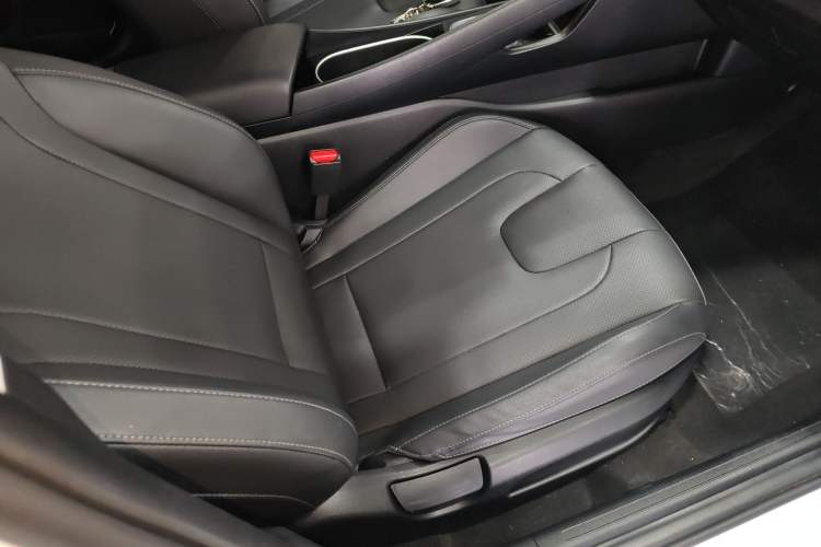 Used Hyundai Elantra 2022 1.5L CVT LUX Prestige Edition Right Front Seat