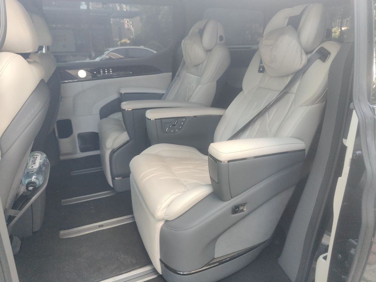Zeekr 009 2024 7-Seater Walk-Through Version Four-Wheel Drive 108 kWh — снимка 17