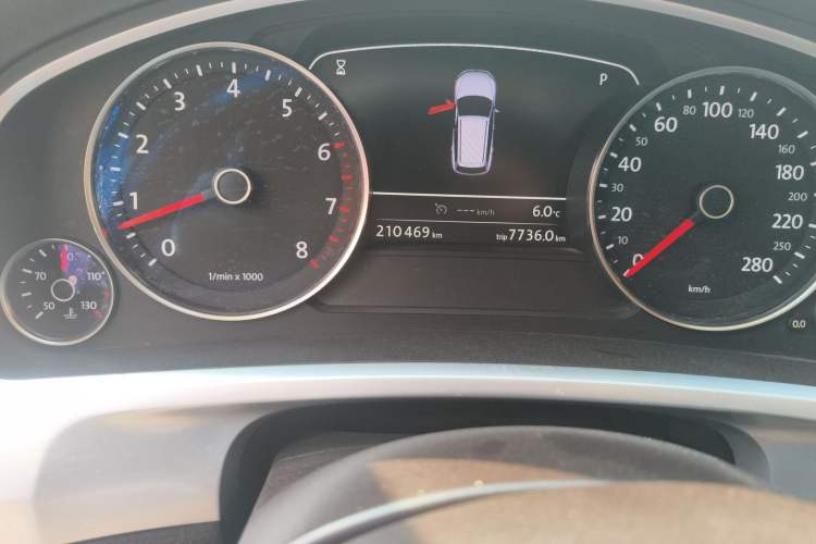 Used Volkswagen Touareg 2011 3.0 TSI Standard Version Odometer Close Up