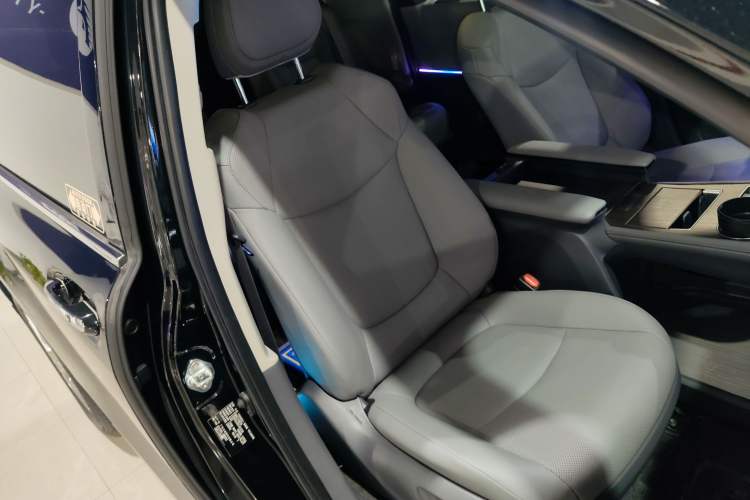 Used Toyota SIENNA 2023 2.5L Hybrid Luxury Edition Right Front Seat