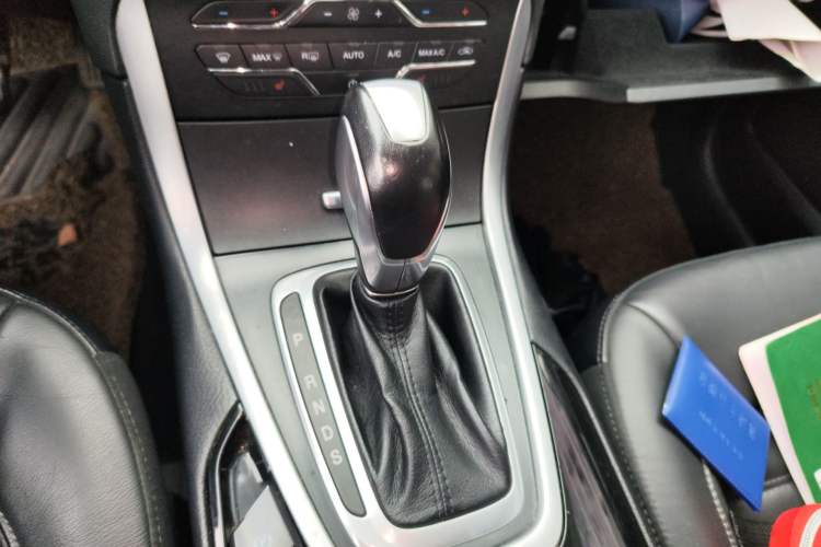 Used Ford Edge 2016 EcoBoost 245 Four-Wheel Drive Titanium Edition 7-Seater Gear Lever