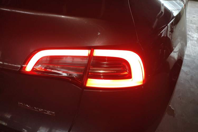 Used Tesla Model Y 2022 Long-Range All-Wheel-Drive Version Right Rear Taillight