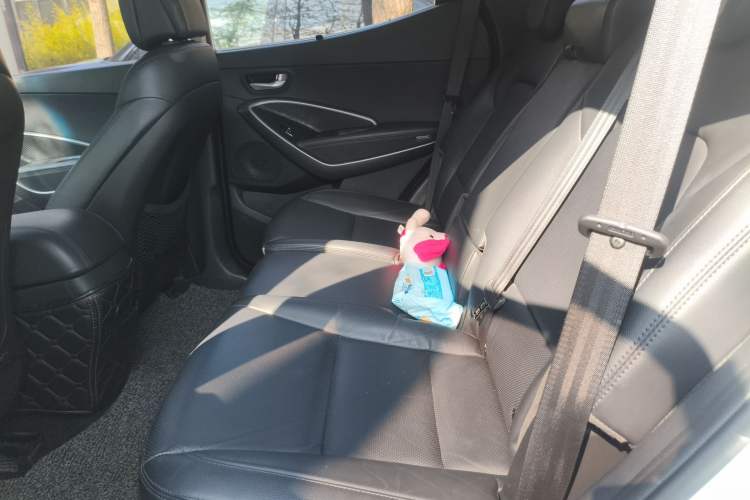 Used Hyundai Santa Fe 2015 2.0T Automatic Two-Wheel Drive Smart Version 5 Seats