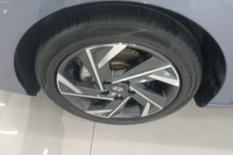 Used Hyundai Elantra 2023 1.5L CVT LUX Prestige Edition Exterior 4