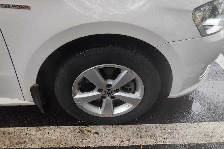 Used Volkswagen Lavida 2014 1.4 TSI DSG BlueMotion Technology Version Right Front Wheel Hub