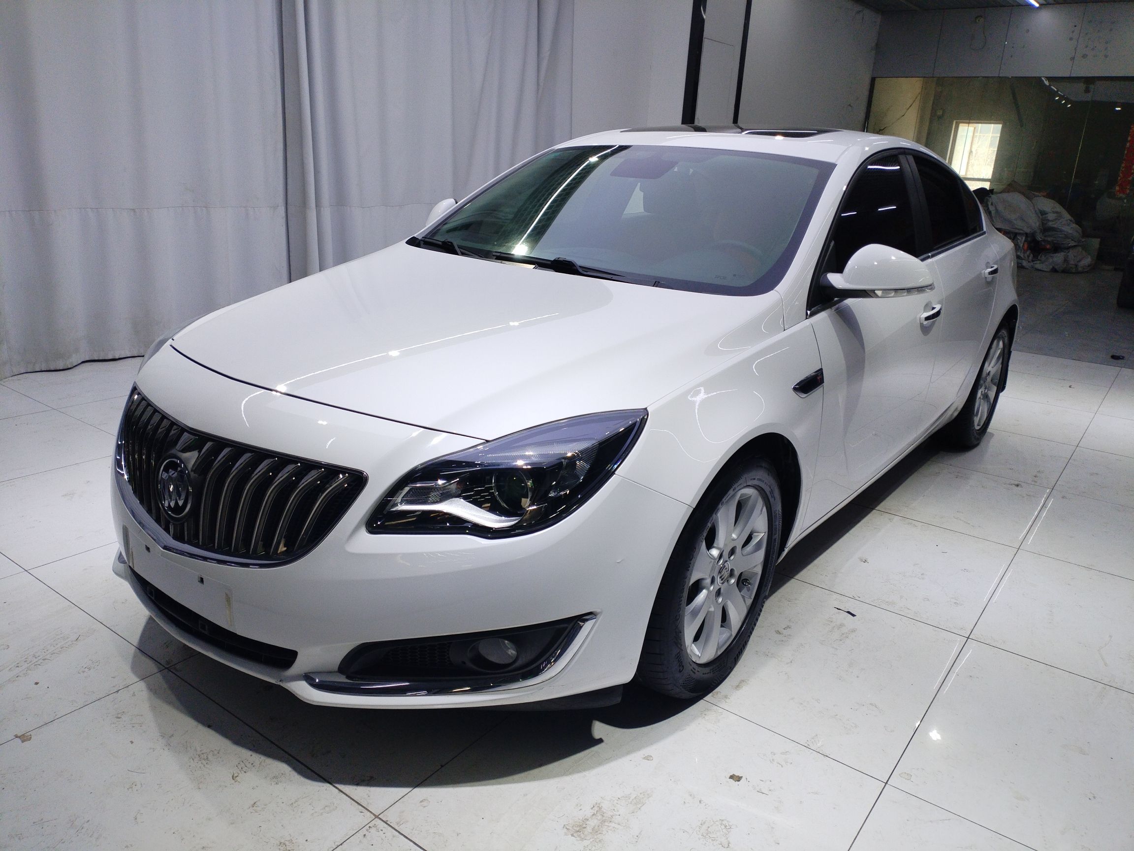 تحت مقدمة السيارة