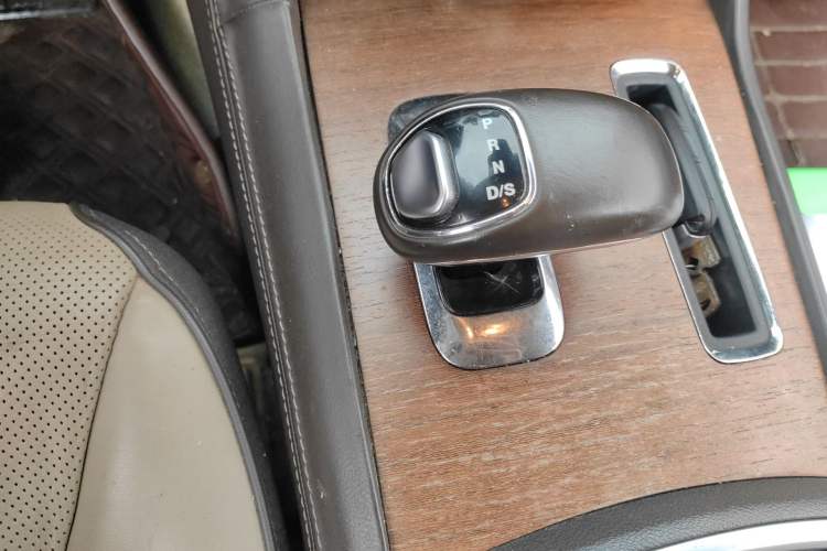 Used Chrysler 300C 2012 3.6L Luxury Edition Gear Lever