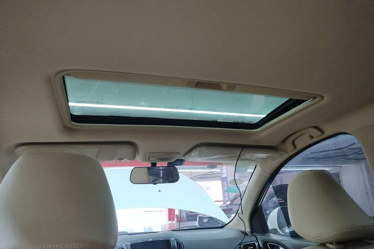 Used Baojun 730 2014 1.5L Manual Luxury Navigation ESP Version 7 Seats