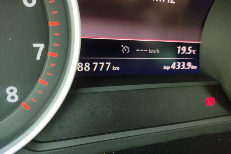 Used Volkswagen Touareg 2011 3.0 TSI Luxury Edition Odometer Close Up