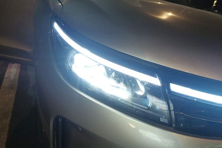 Used Hima AITO M7 2022 1.5T Four-Wheel Drive Luxury Edition Right Front Headlight