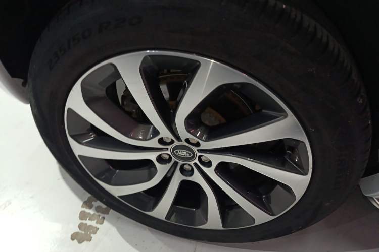 Used Land Rover Discovery Sport 2022 Revised Version 249 PS R-Dynamic S Performance Edition 5 Seats Right Rear Wheel Hub