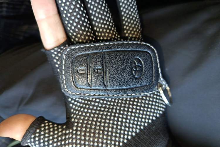 Used Toyota Highlander 2018 2.0T Four-Wheel Drive Luxury Version 7 Seats China VI Standard Vehicle Key