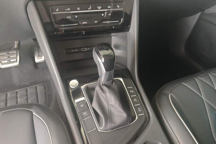 Used Volkswagen Tiguan L 2024 Outstanding Model 330TSI Automatic Two-Wheel Drive R-Line Dragon Glory Edition