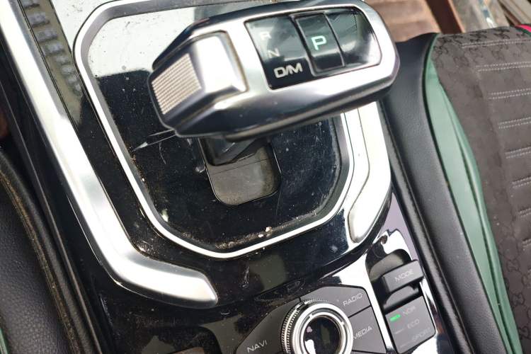 Used Haval H6 2017 Red Label 2.0T Automatic Two-Wheel Drive ZhiShang Model Gear Lever