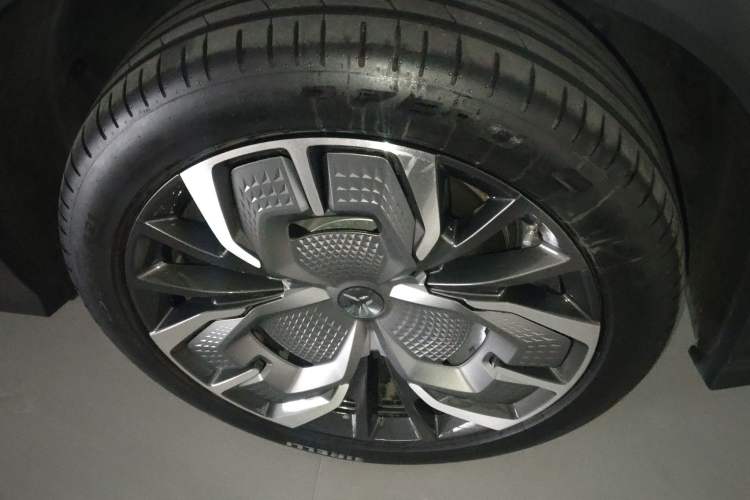 Used Hongqi Tiangong 08 2025 680 Ultra Four-Wheel-Drive Version Right Front Wheel Hub
