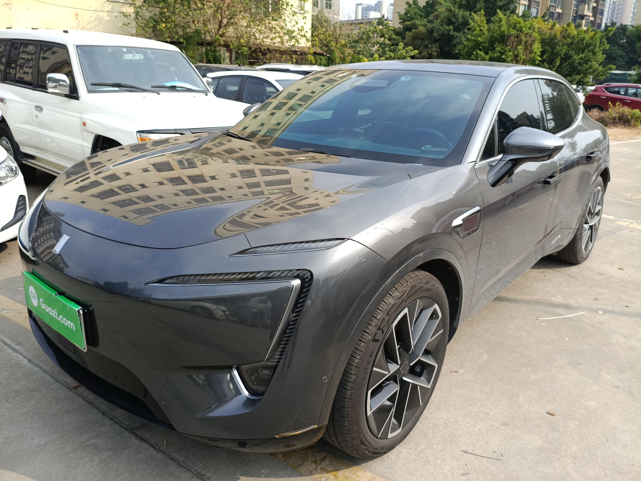 تحت مقدمة السيارة