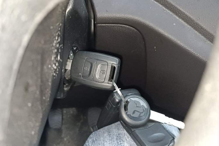 Used Wuling Hongguang V 2022 1.5L Jingqu Edition Electric-Assist LAR Vehicle Key