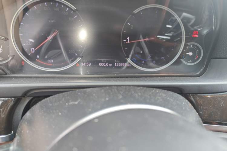 Used BMW 5 Series 2014 528Li Leading Model Odometer Close Up