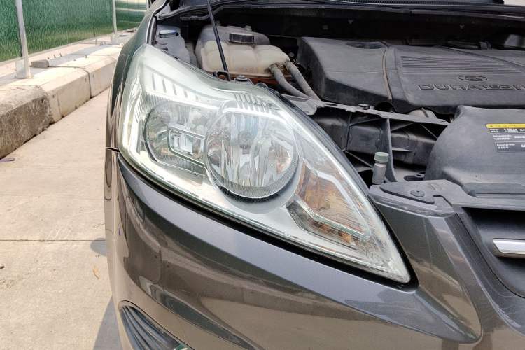 Used Ford Focus 2013 Sedan Classic 1.8L Manual Base Model Right Front Headlight