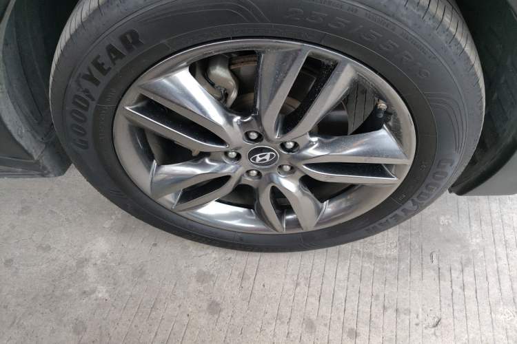 Used Hyundai Santa Fe Classic 2013 3.0L Four-Wheel Drive Luxury Edition 7 Seats Euro IV Right Front Wheel Hub