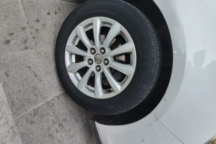 Used Buick GT 2010 GT 1.6L Manual Entry-Level Model Right Front Wheel Hub