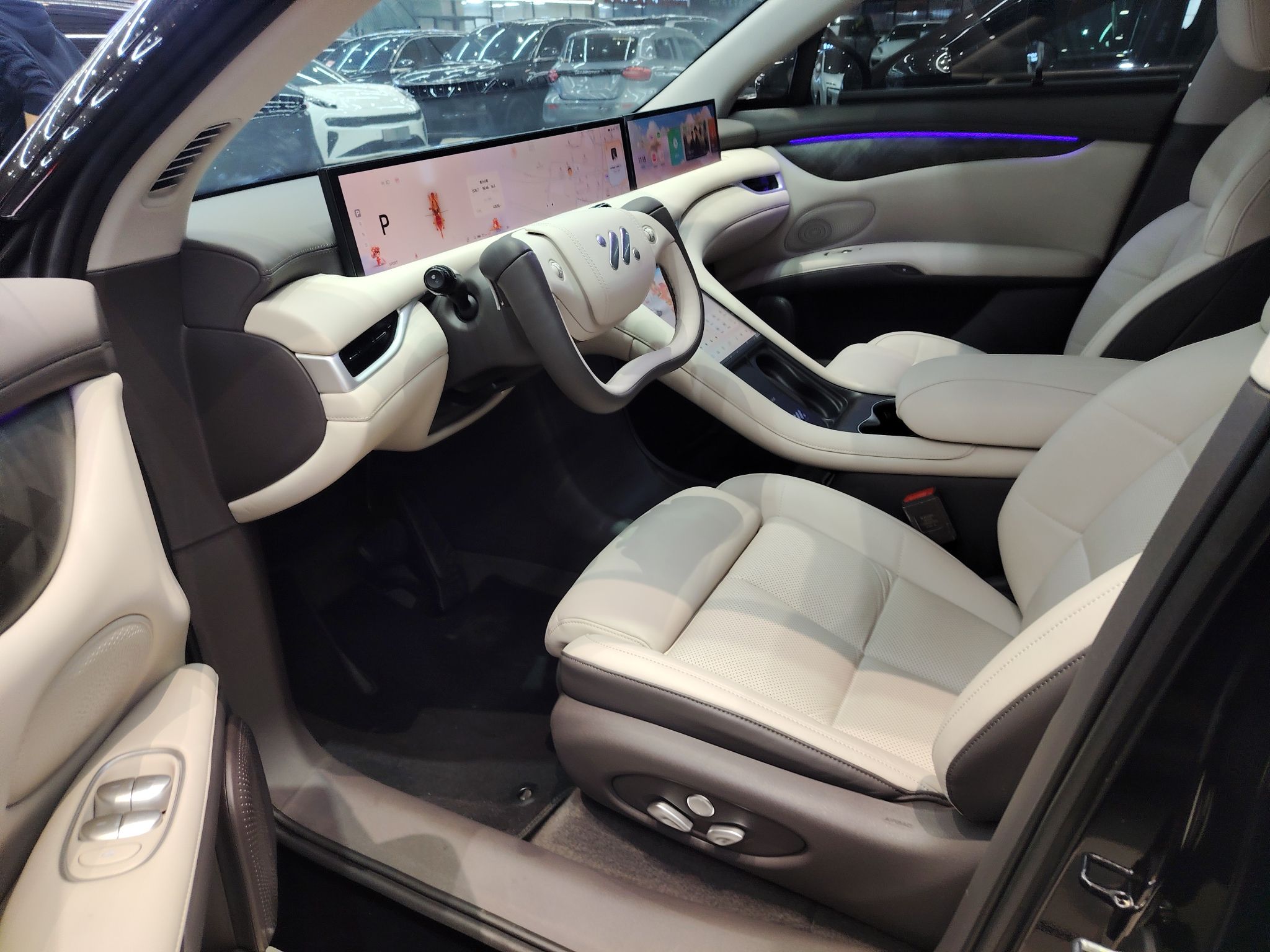 المقاعد الأمامية داخل السيارة